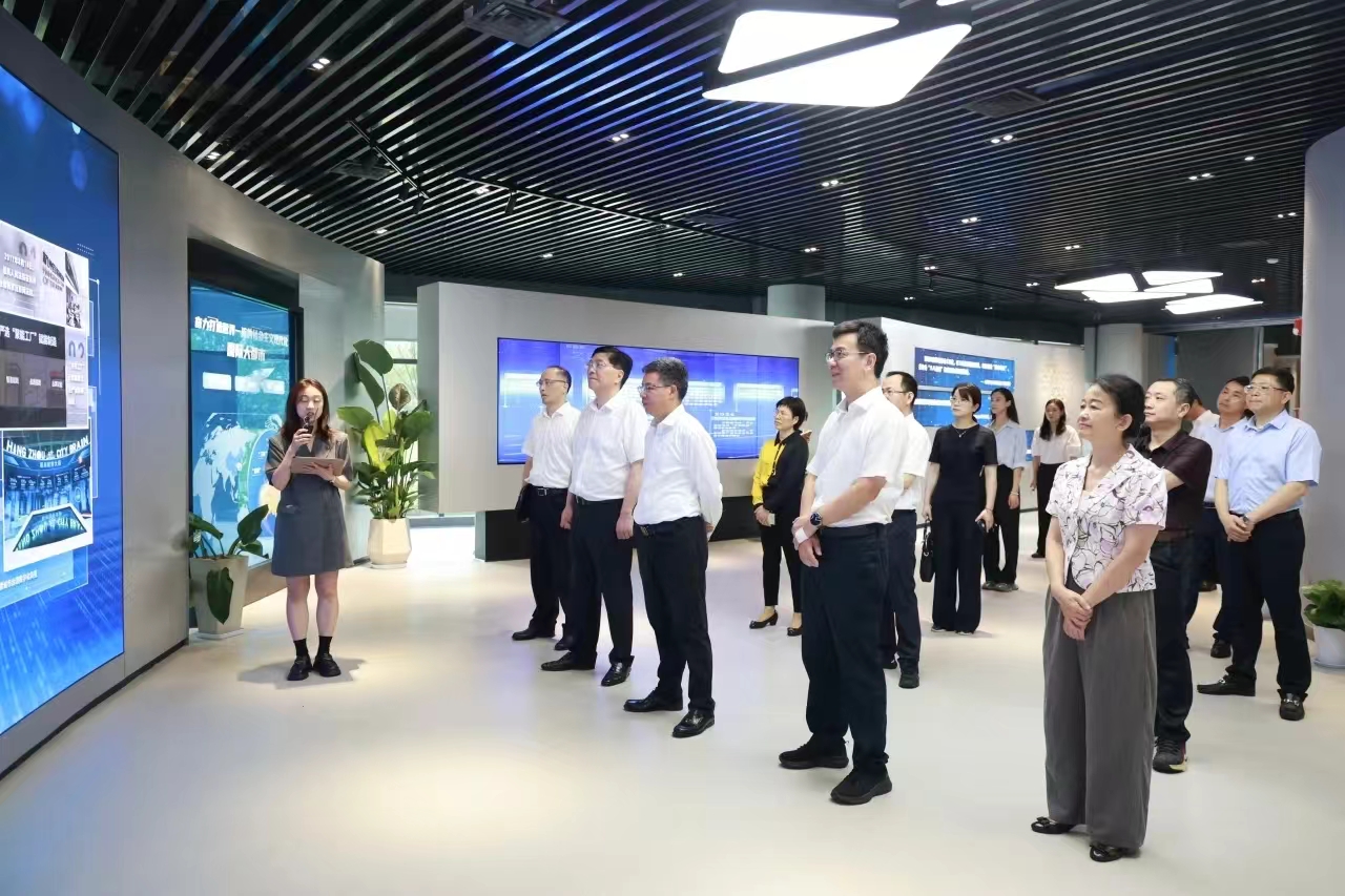 浙江省人大常委会副主任暨军民一行莅临Z6·尊龙凯时科技调研